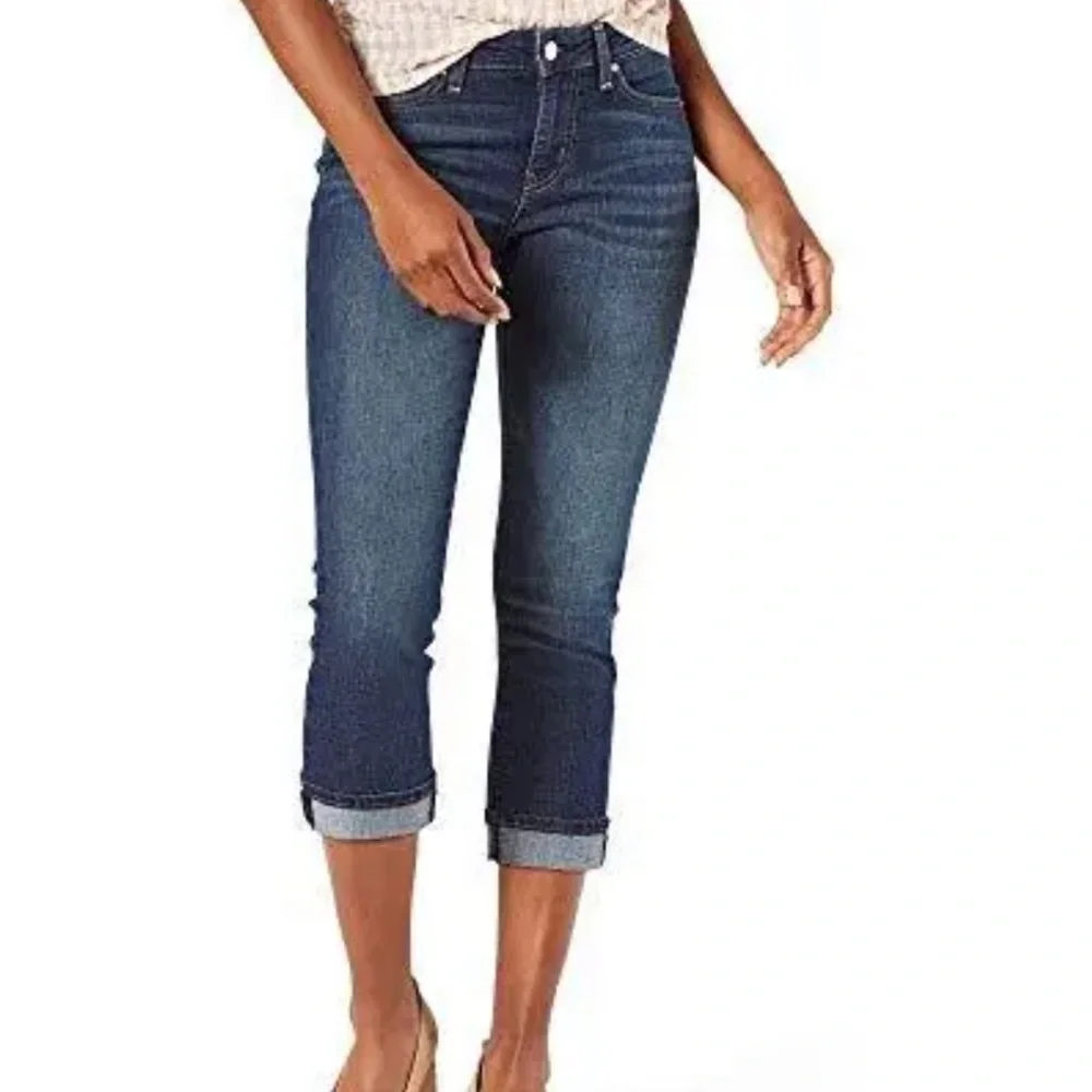 Levi’s Women's Size Mid-Rise Slim Fit Capris in Blue Laguna New With Tags
